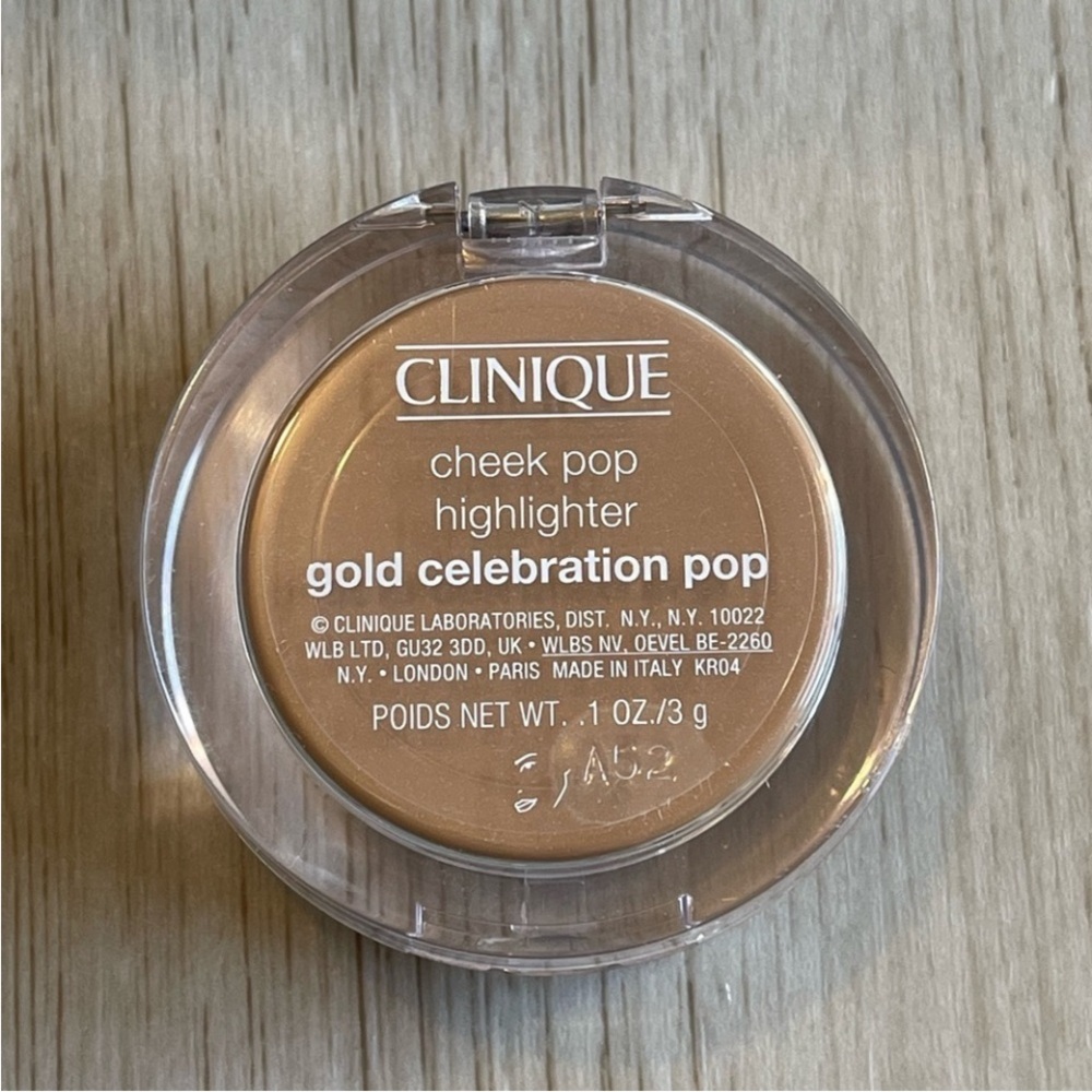 Clinique • Cheek Pop Highlighter in Gold Celebration Pop - Picture 3 of 8
